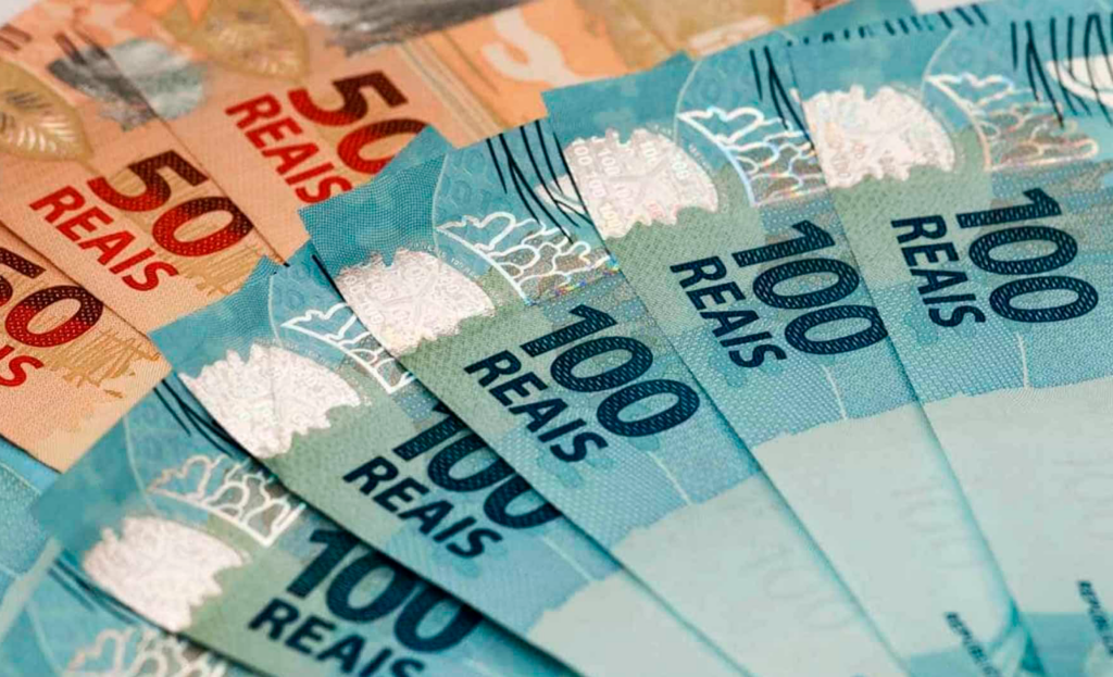 Amontoado de notas de 100 e 50 reais, simbolizando a mudança na tributação do Brasil